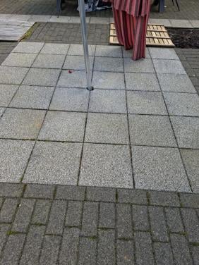 Gratis af te halen ongeveer 65 m2 klinkers en  13 m2 tegels