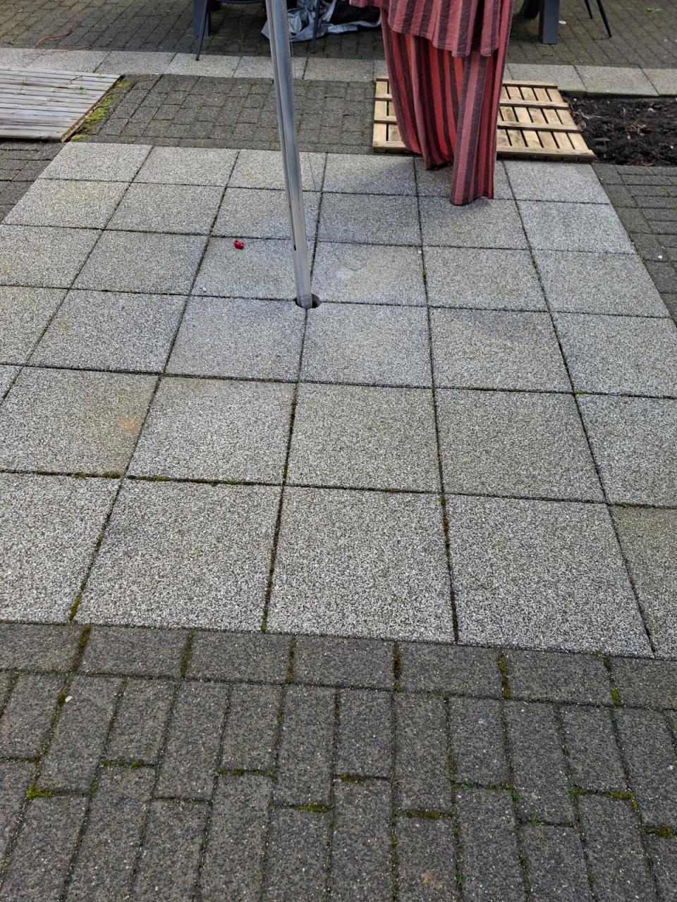 Gratis af te halen ongeveer 65 m2 klinkers en  13 m2 tegels