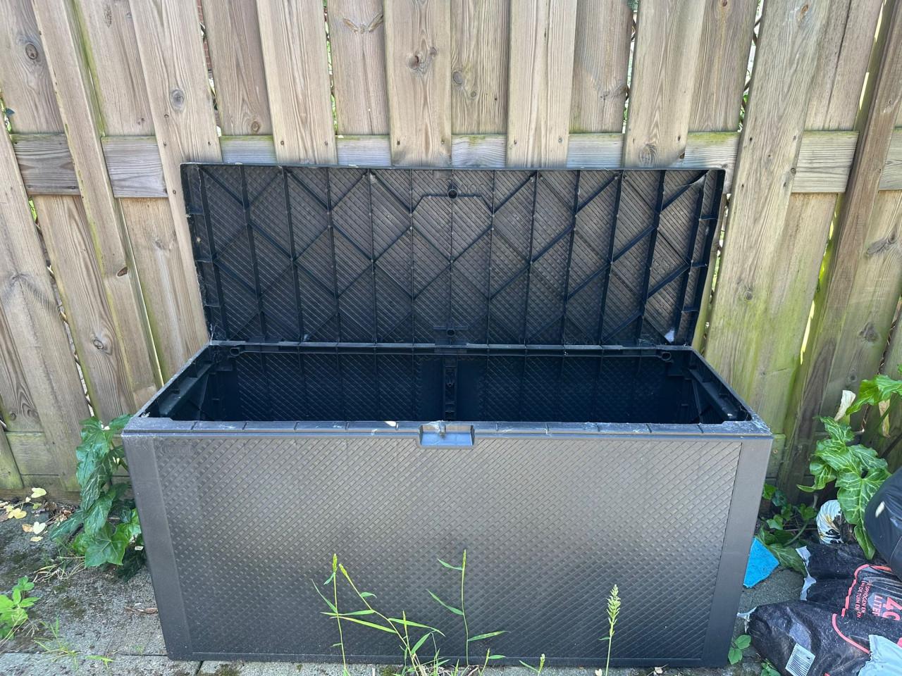 Vier tuinstoelen + opbergbak + tuintafel