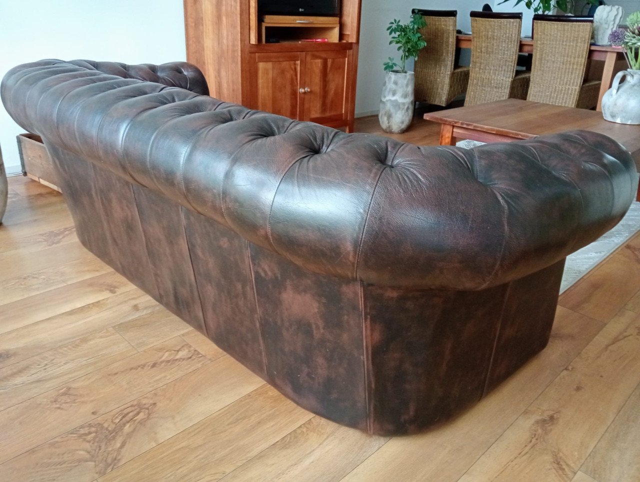 Originele Chesterfield bank en eethoek stoelen