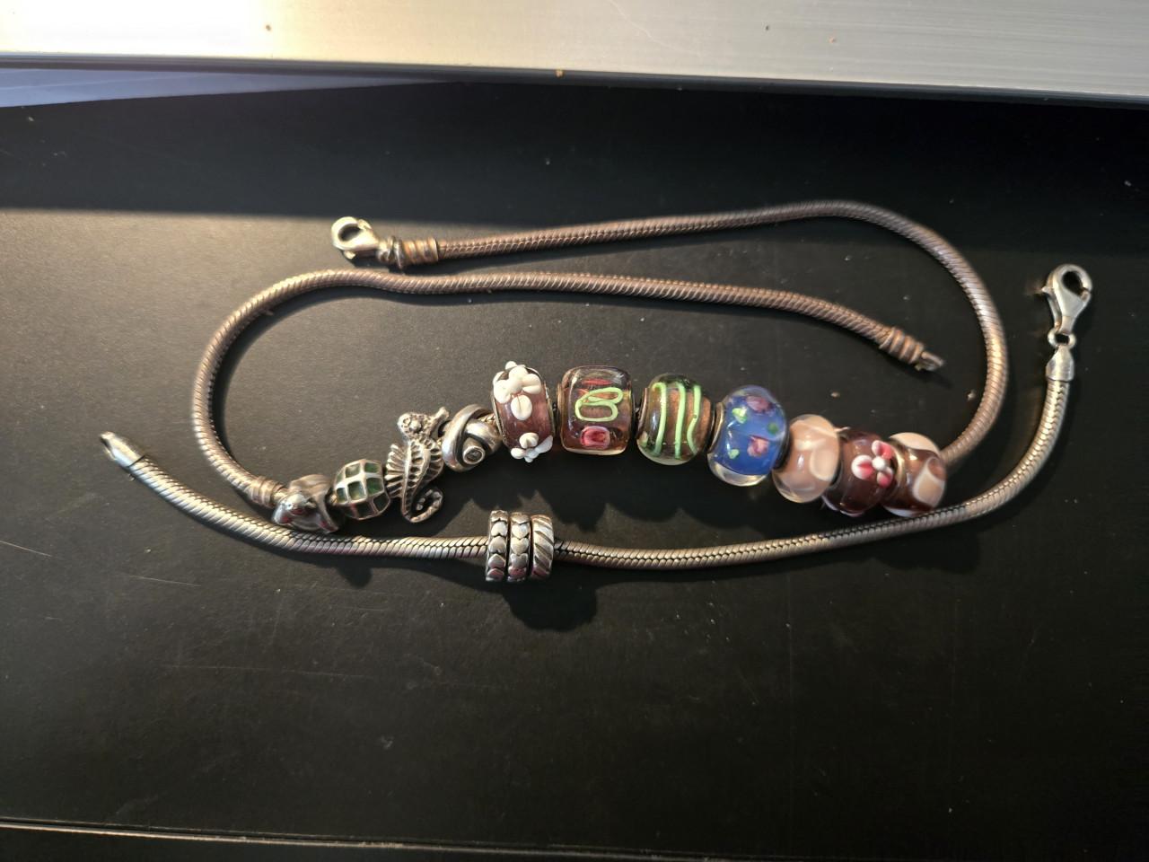 Pandora armband 19 cm,ketting 42 cm,7 kralen,4 zilveren kralen en 3 ringen