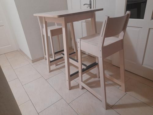 Bartafel 75 x 75 met 2 barkrukken (in goede nette staat )