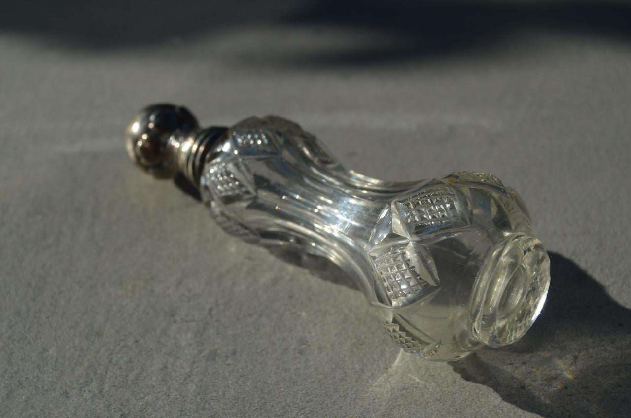 Fraai parfumflesje / odeurflacon zilveren dop