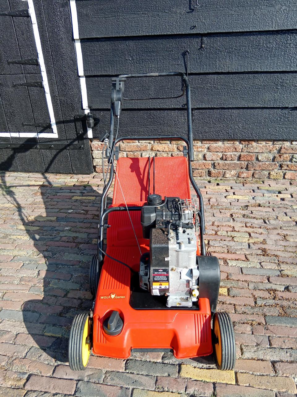 Wolf Garten verticuteeemachine.