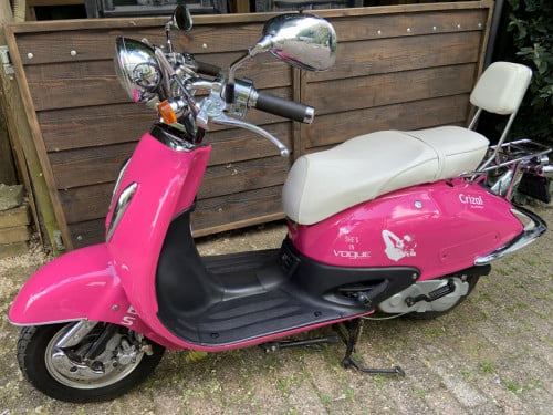 Retro Scooter Crisal Vogue (brommer) Heel mooi. + 2 Helmen