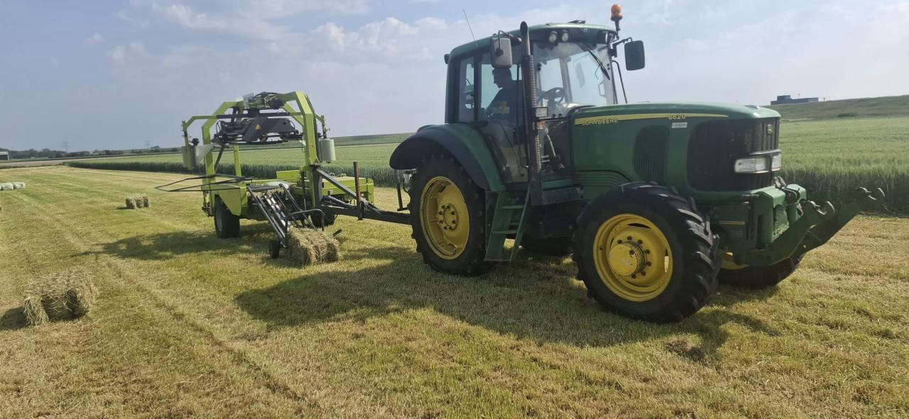 Kleine pakjes kuilgras, graszaadhooi, weide hooi & stro te koop