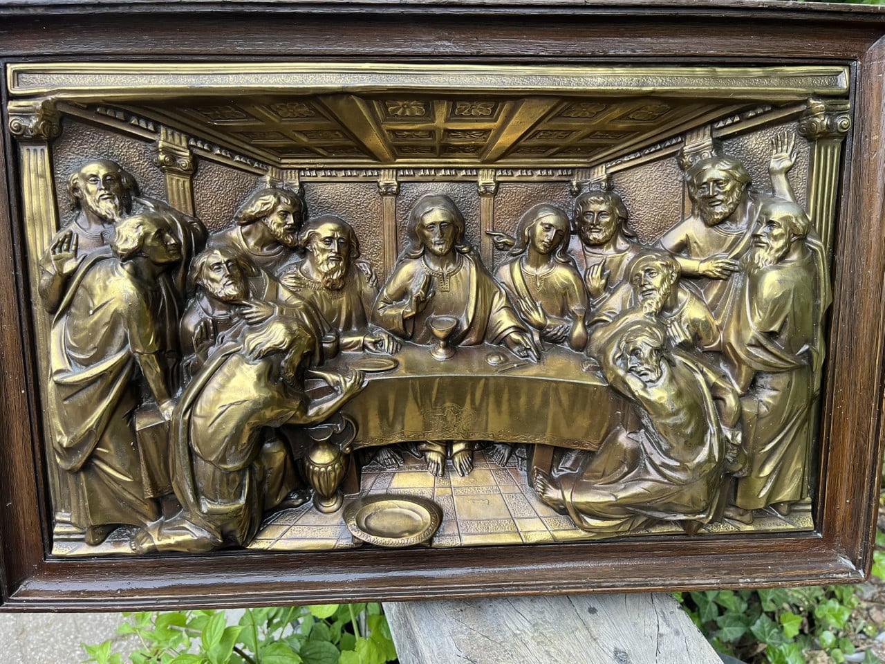 Messing reliëfsculptuur Laatste Avondmaal met houten lijst