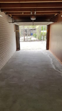 Te huur: zeer ruime garagebox. 7,70x2,95 mtr. Ook zij-ingang. Terneuzen.