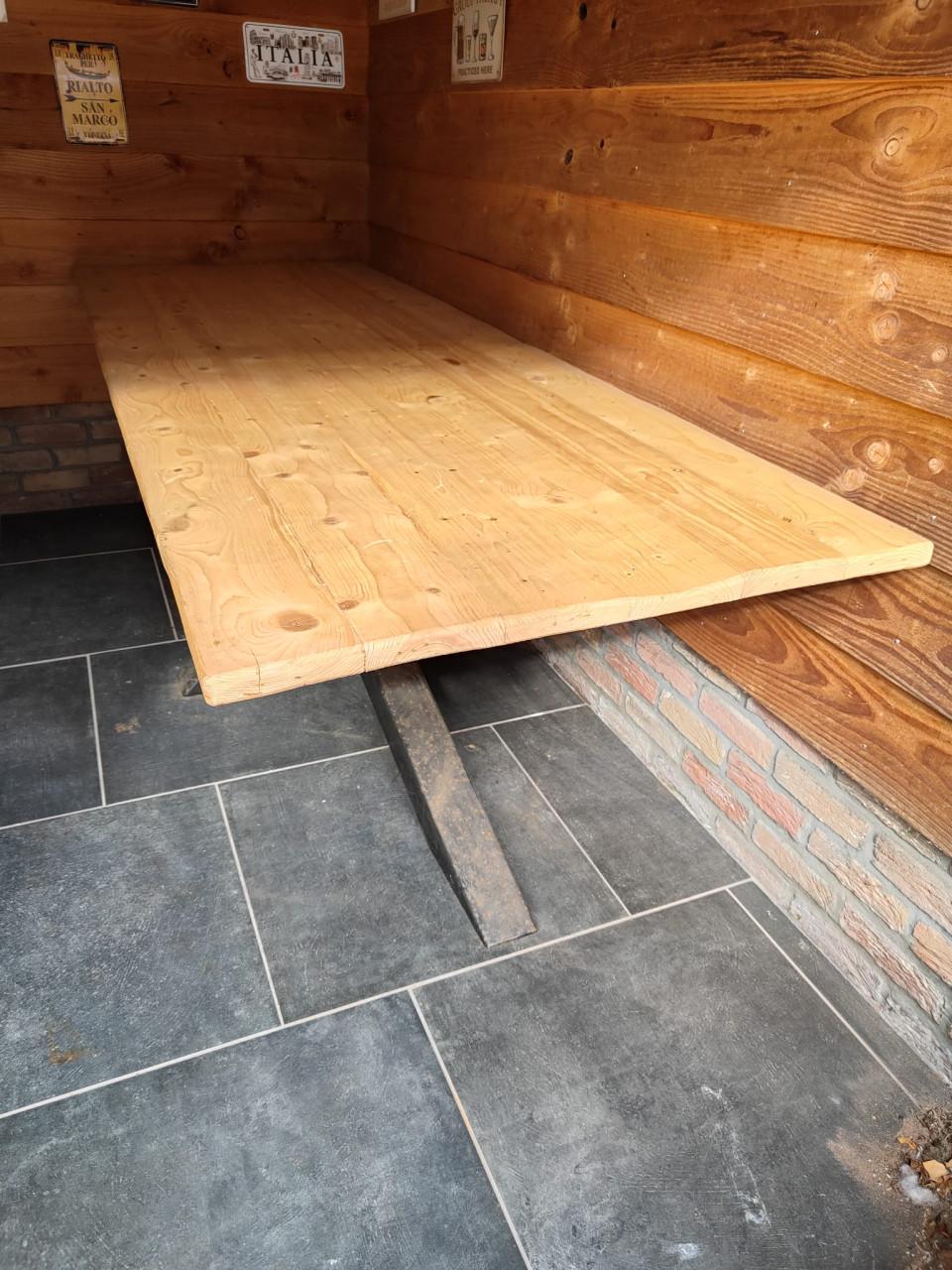 Mooie industriële tuintafel