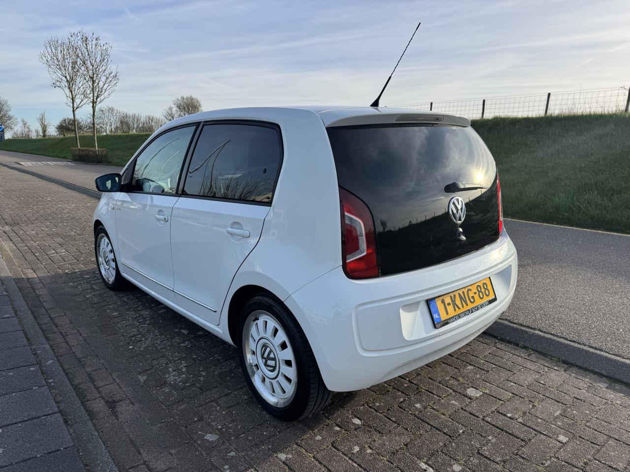 Volkswagen 1.0 High up! Bluemotion white edition