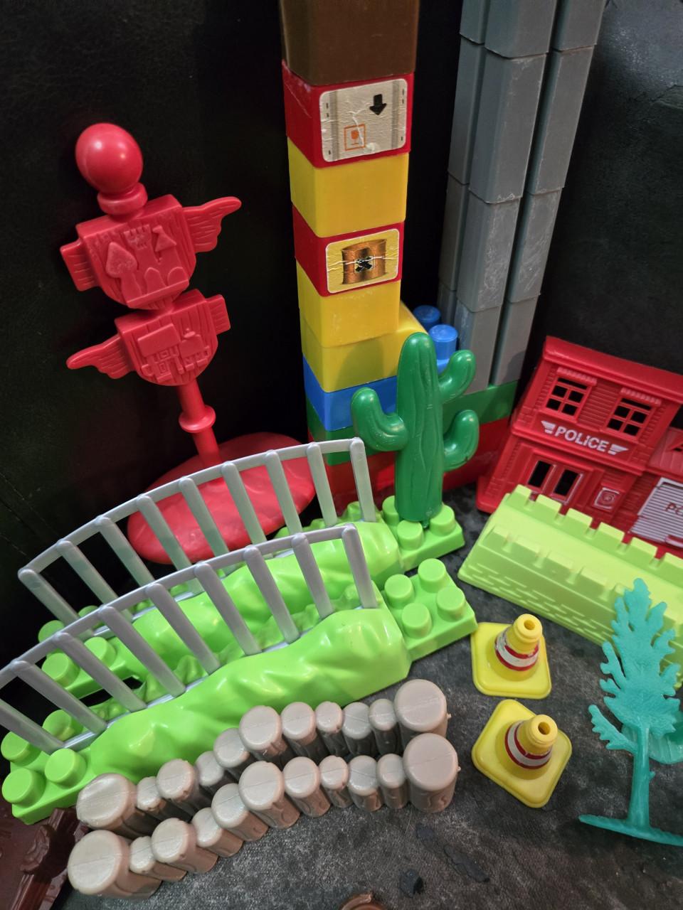 Speelgoedfiguren en bouwstenen diverse plastic dieren, 22 kleine, 6 grote.