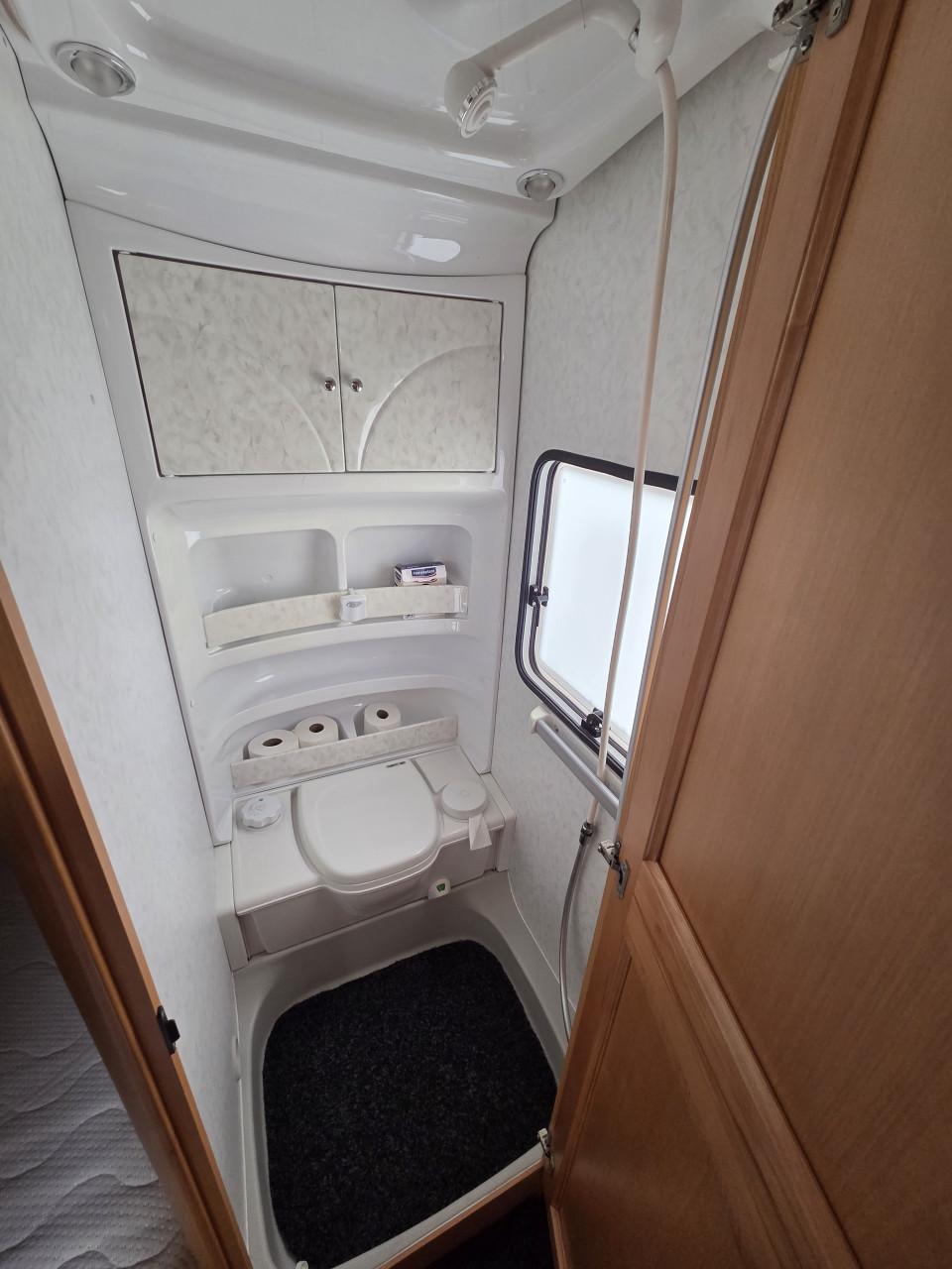 Hobby 460 met voortent en luifel