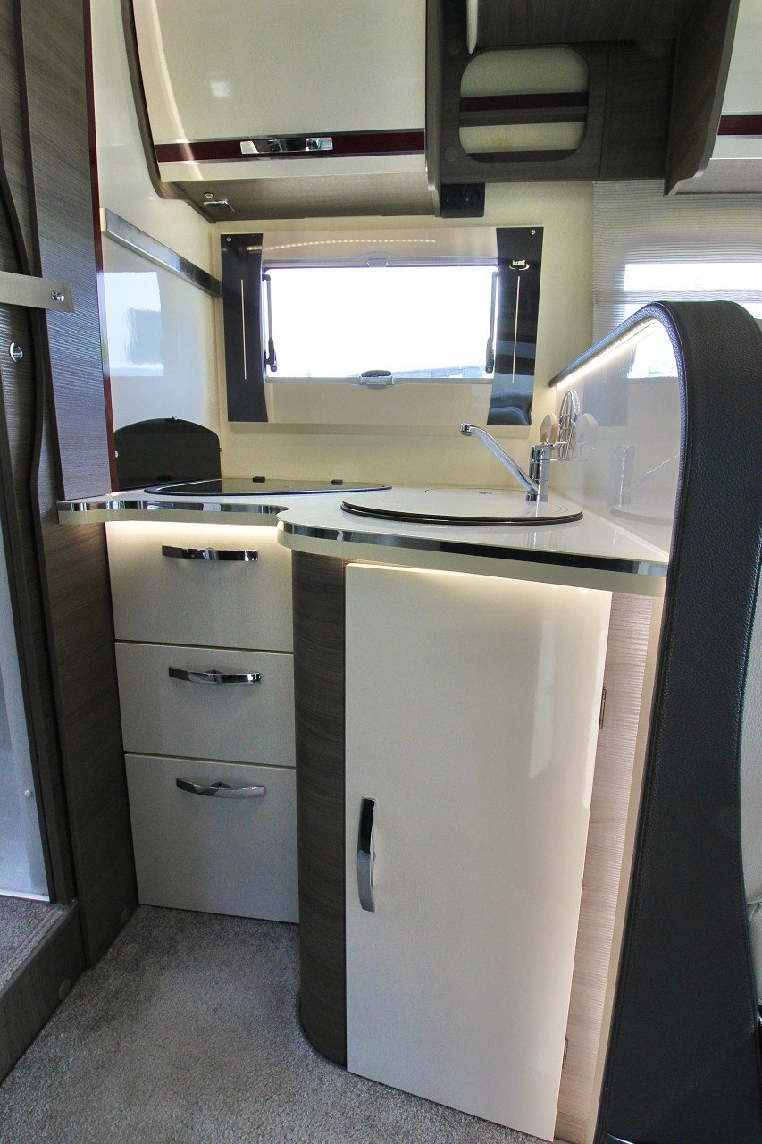 Mclouis Carat 479G (Queensbed+Hefbed, 29000KM, Nieuwstaat!!!)