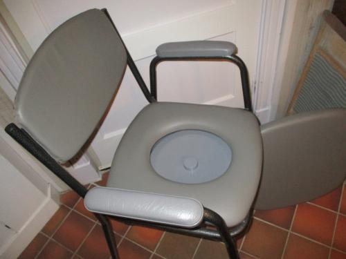 Kwaliteits postoel in hoogte verstelbaar