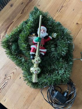 Bewegende Kerstman op piek. met lampje.