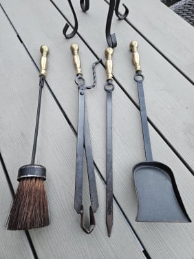 Prachtig compleet zwaar vintage openhaard stel van gietijzer en messing...