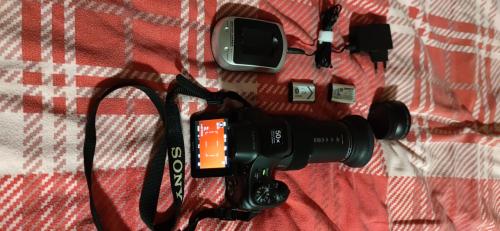 Te koop aangeboden Sony Superzoom 20 MP Compact Camera.