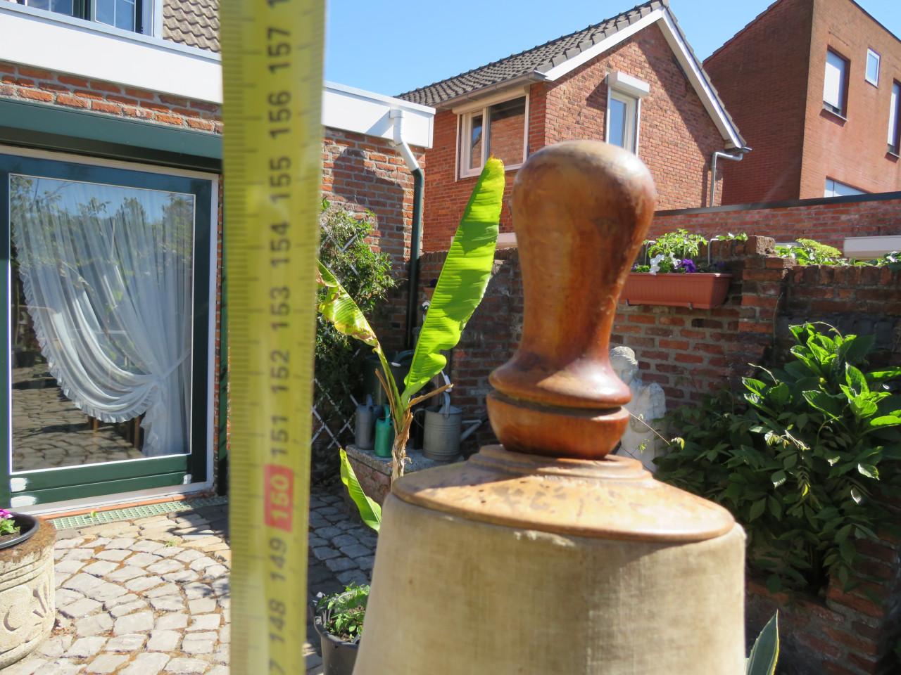 Antieke paspop met houten onderstel