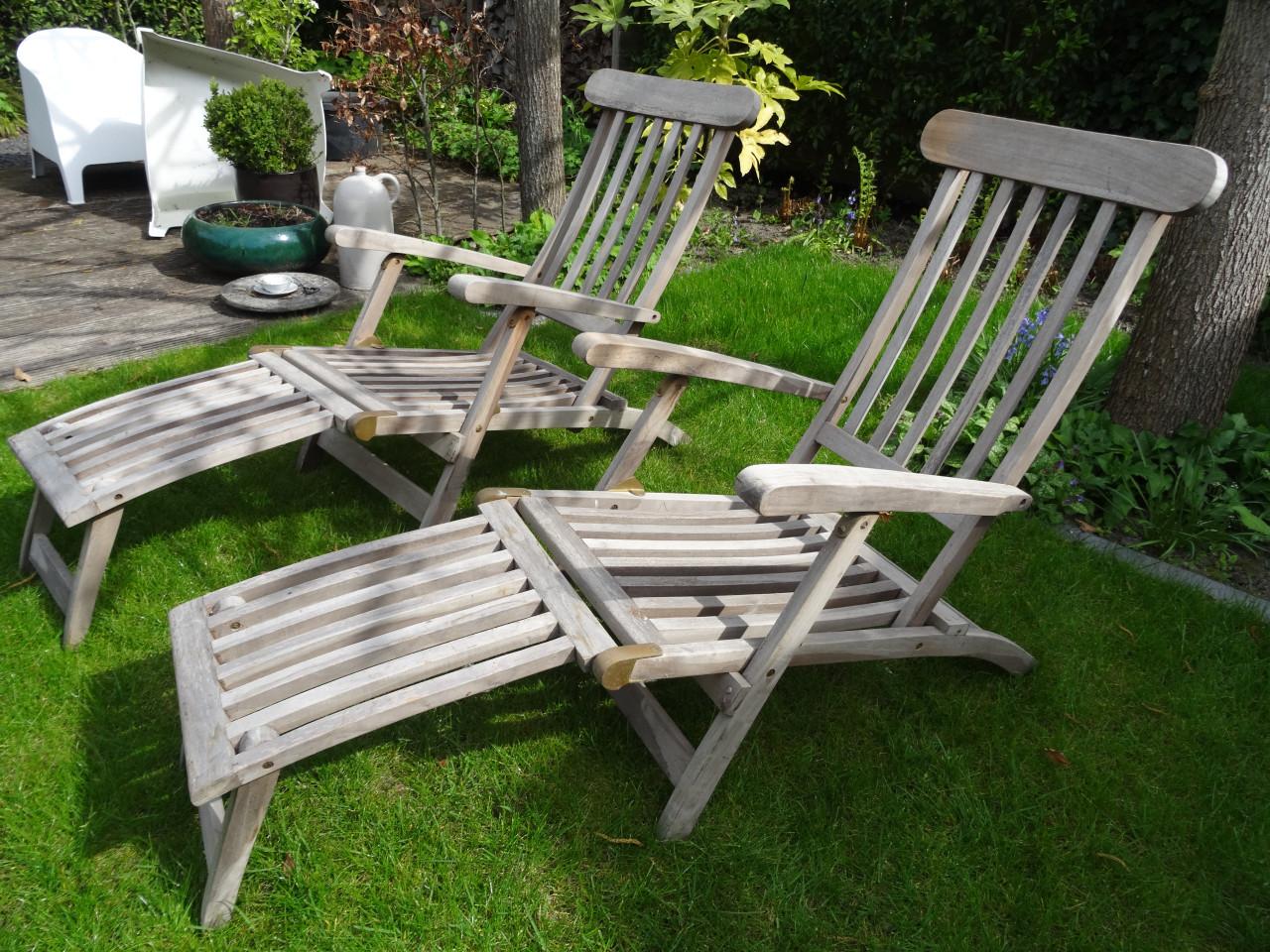 Twee deckchairs, teakhouten ligstoelen, tuinstoelen