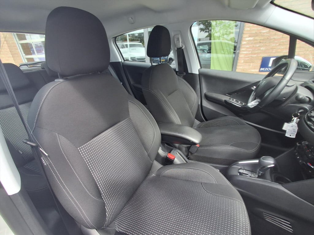 Peugeot 208 allure 1.2-110pk 5d (vol)automaat(eat6) navigatie | apple carpl