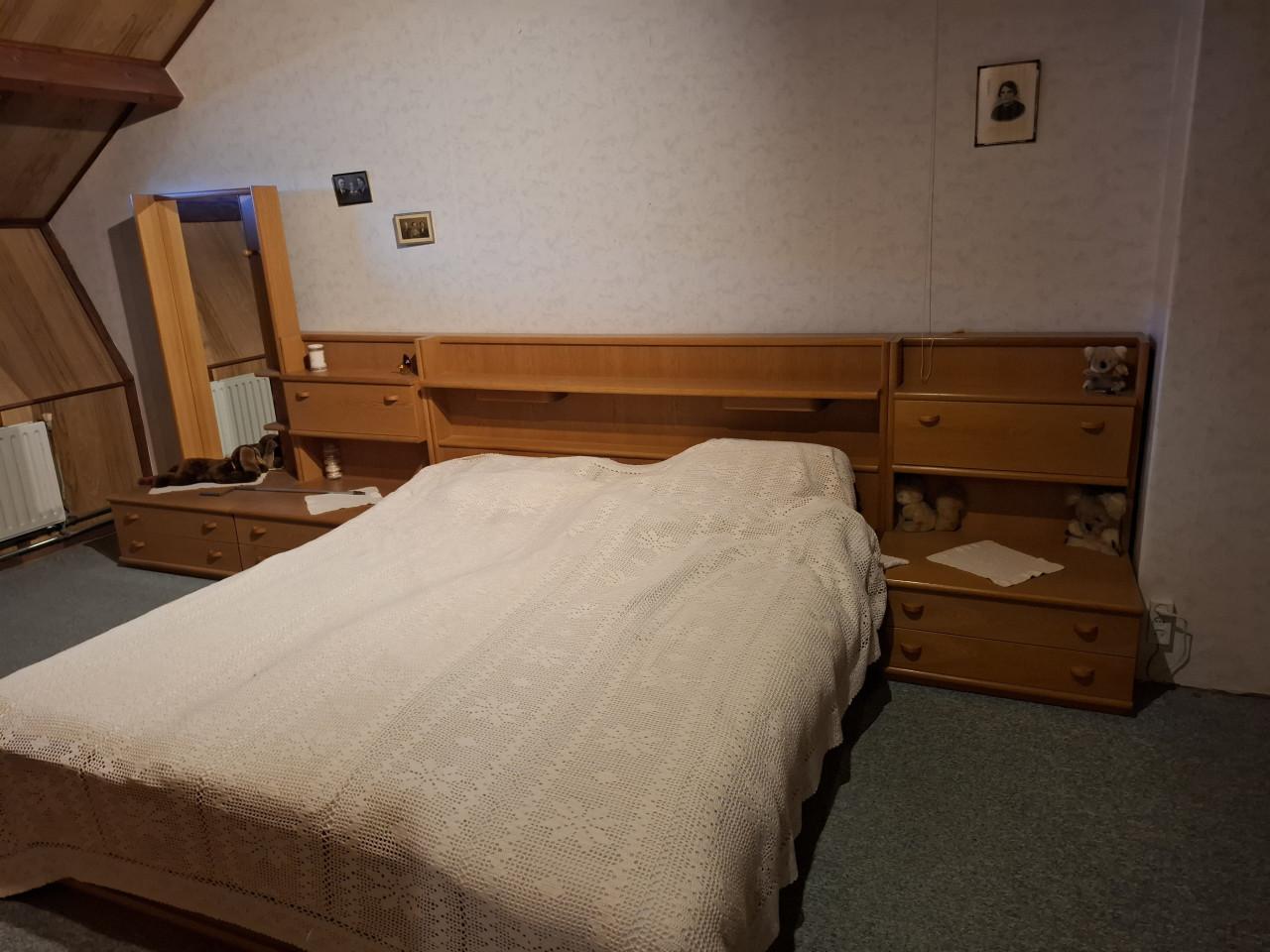 Bed met ombouw