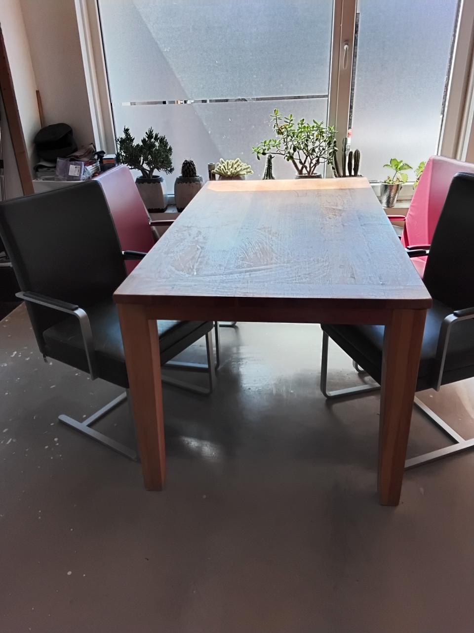Mooi kwaliteit eiken eettafel met Hulsta leren stoel