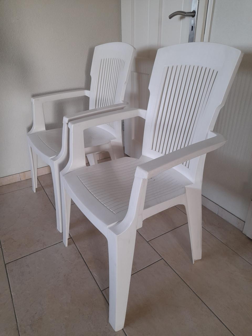 2 tuinstoelen (in goede staat )  Met wat hogere rugleuning!  Stapelbaar!