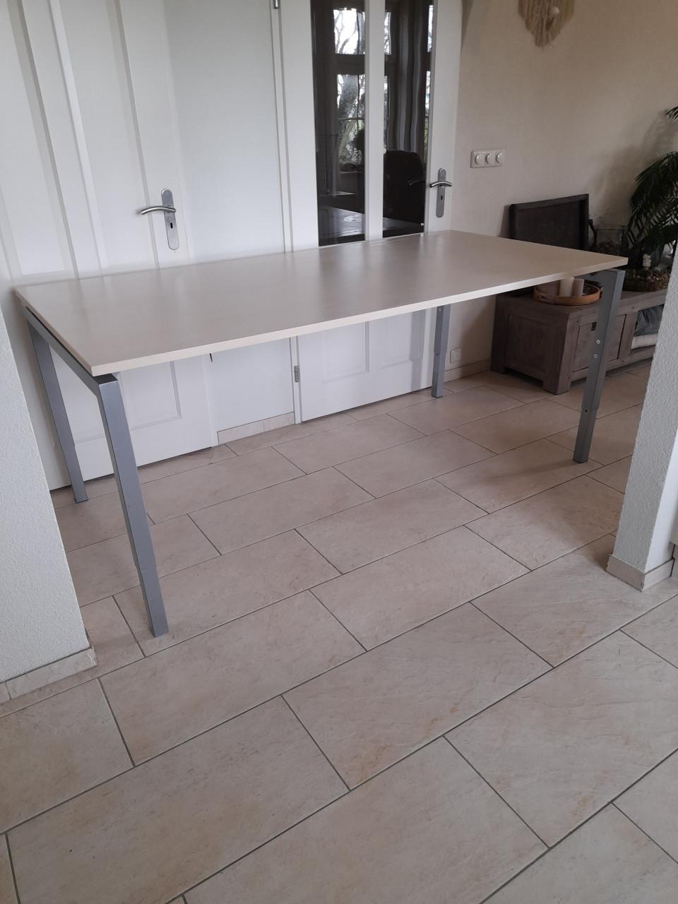 Bureau 100 x 200 (in hoogte verstelbaar van  62/82 cm) in goede staat!