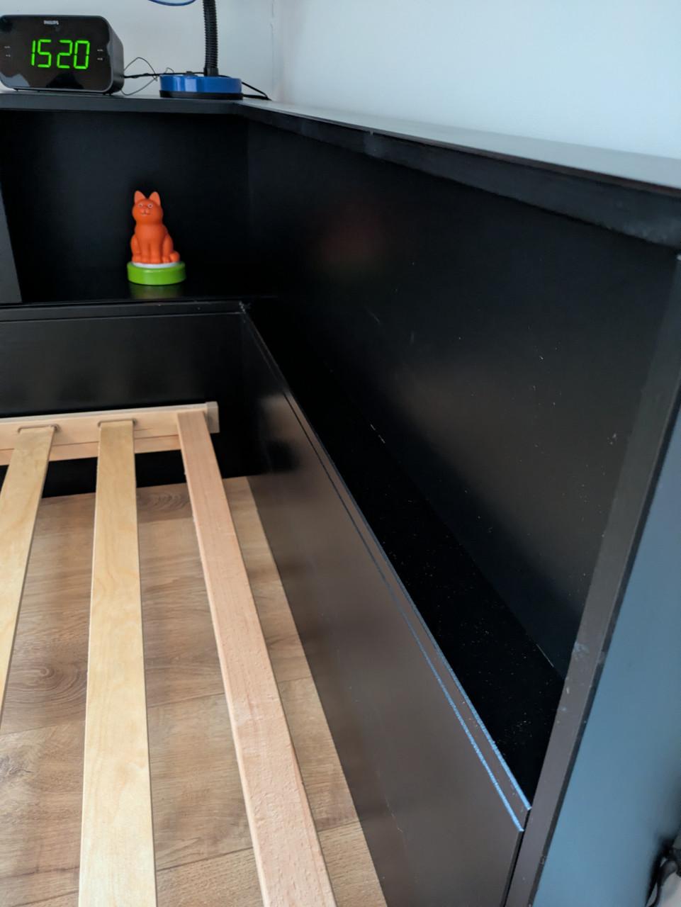 Woood bed met lattenbodem en kast