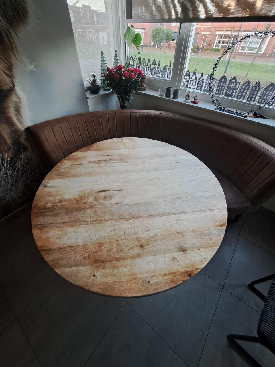 Ronde eettafel met eetbank