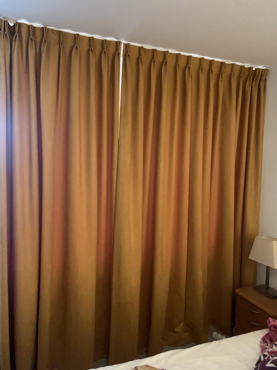 Velours gordijnen tegen de kou