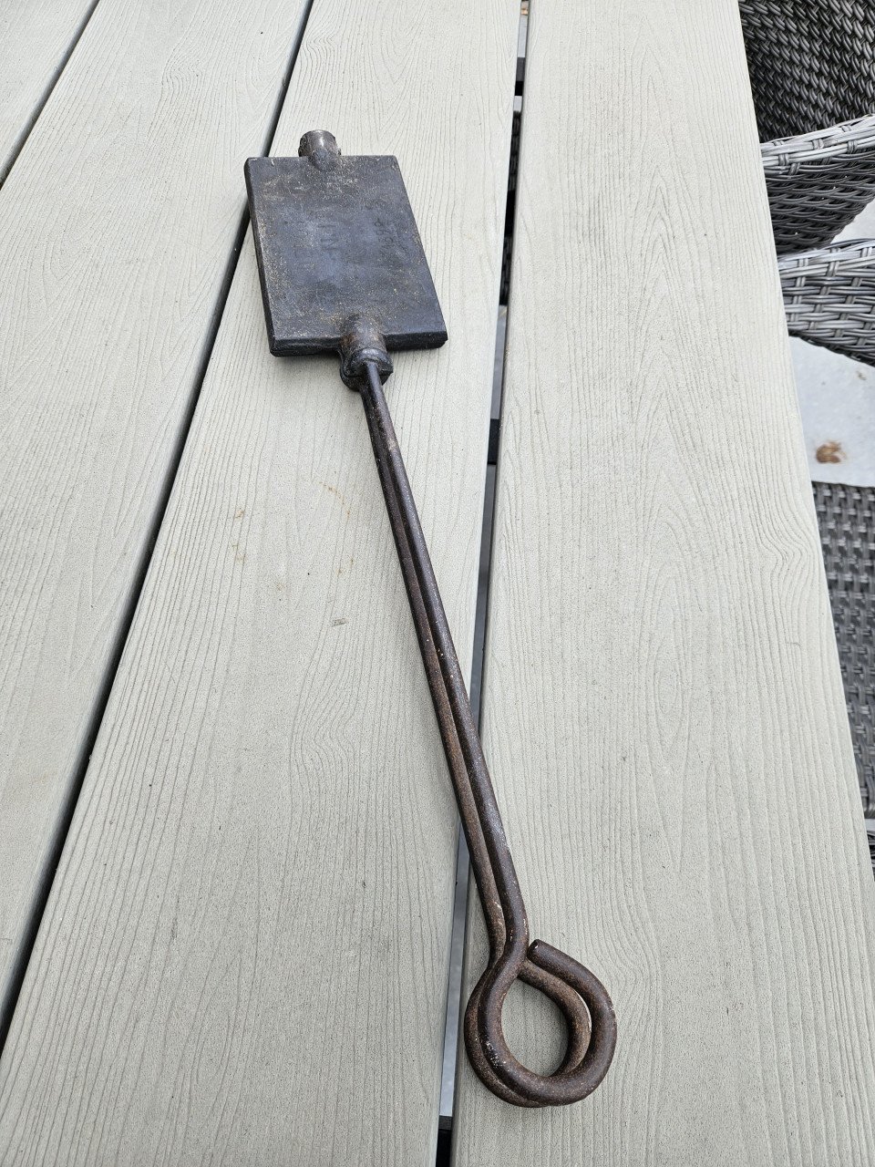 Prachtig groot antiek gietijzer wafelijzer voor open vuur of op een fornuis