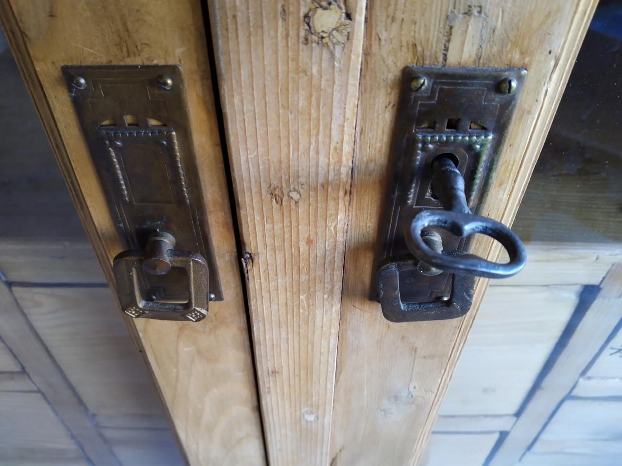 Grenen servieskast 150 euro.