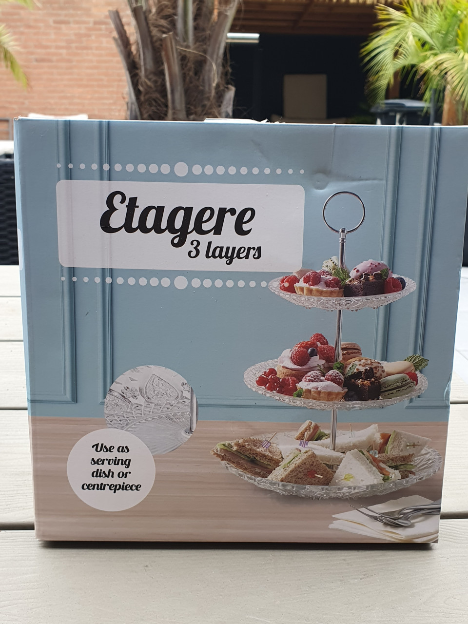 Prachtige nog nieuwe 3 delige glazen Etagere, nieuw in de doos...