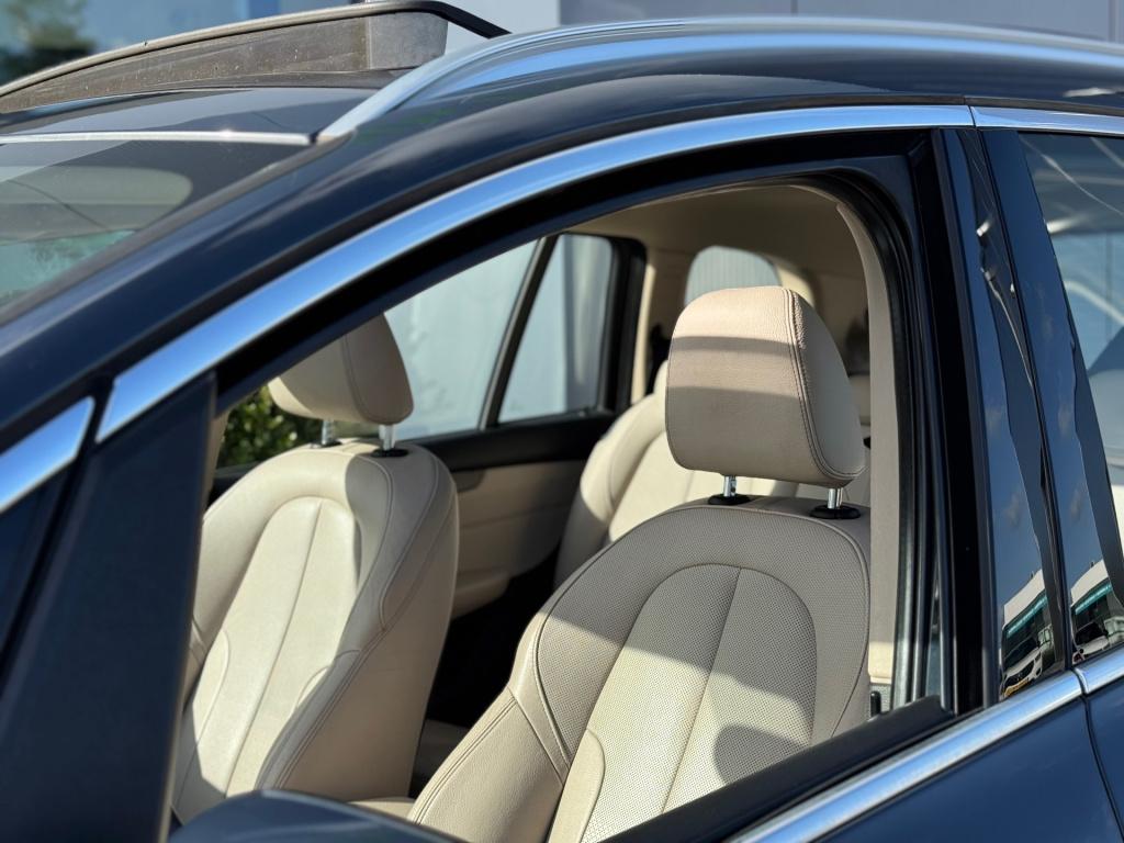 BMW 2-serie gran tourer 220i luxury 7p. * trekhaak * leer * panoramadak * n