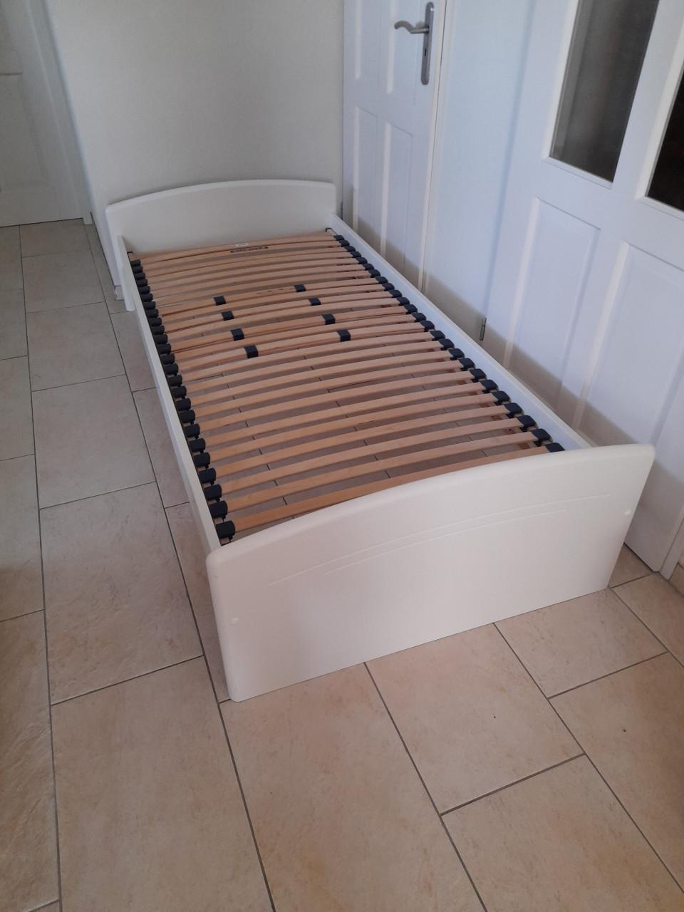 1 persoons bed 90 x 200 (in goede nette staat )