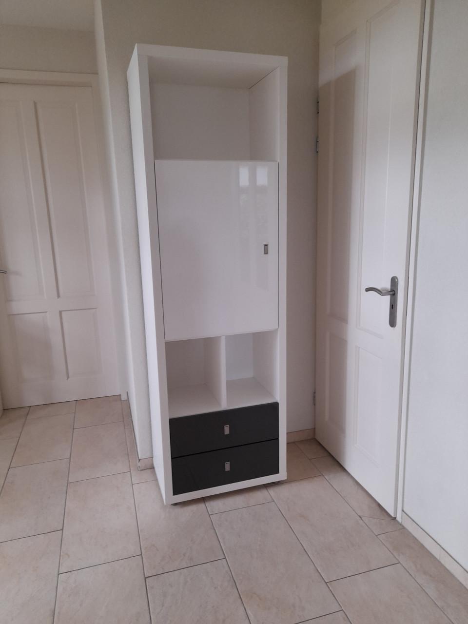 Prachtige XOOON kast 40 x 65 x 208 ( in goede nette staat)