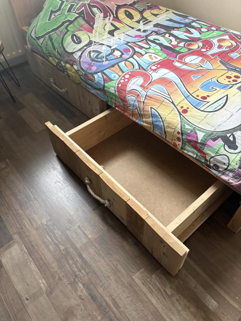 Eenpersoons bed steigerhout