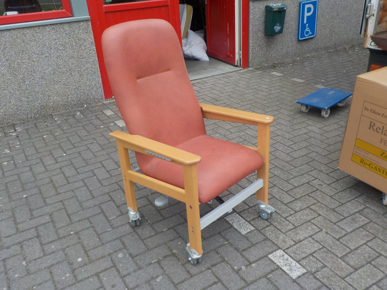 Relax fauteuil in zeer goede staat op zeer stevige wielen