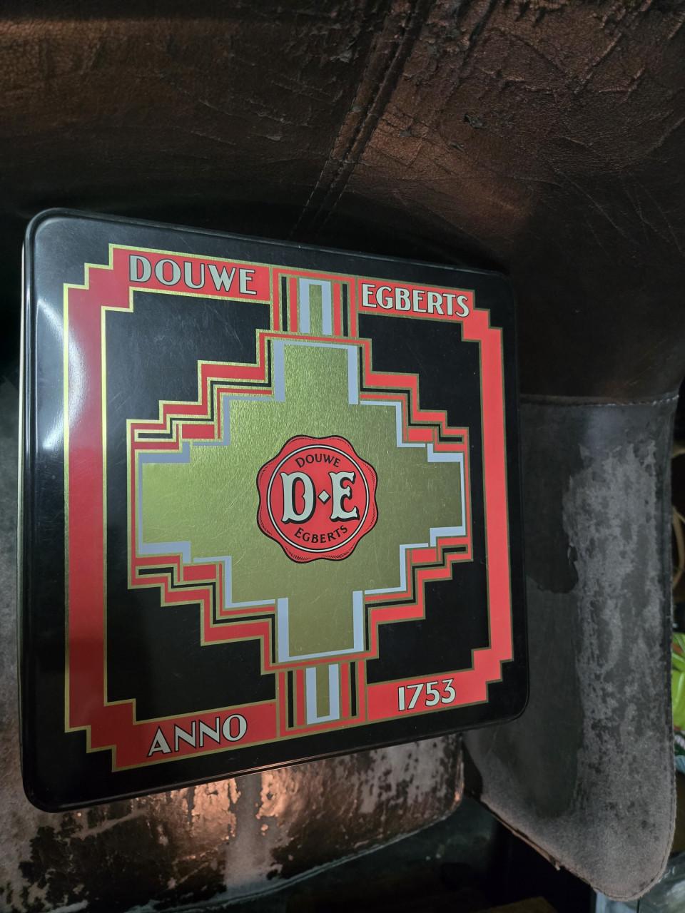 Vintage Douwe Egberts voorraadblik met een Art Deco design L24xB24xH21 cm