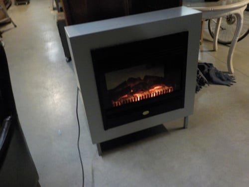 In vrijwel nieuw staat sierhaard die ook warmte geeft