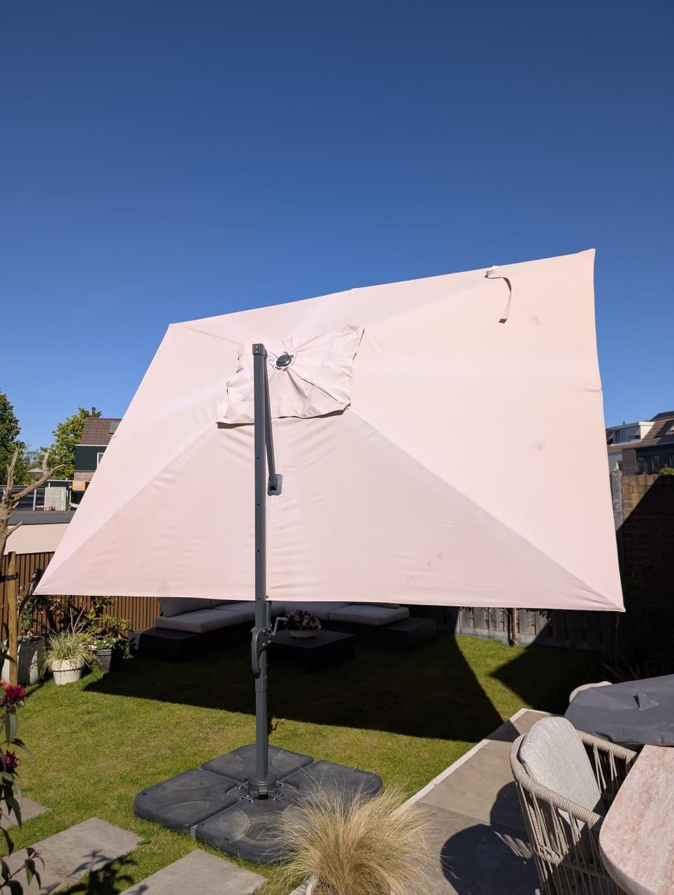 Grote zweefparasol 300*400 cm met stevige hoes en tegels