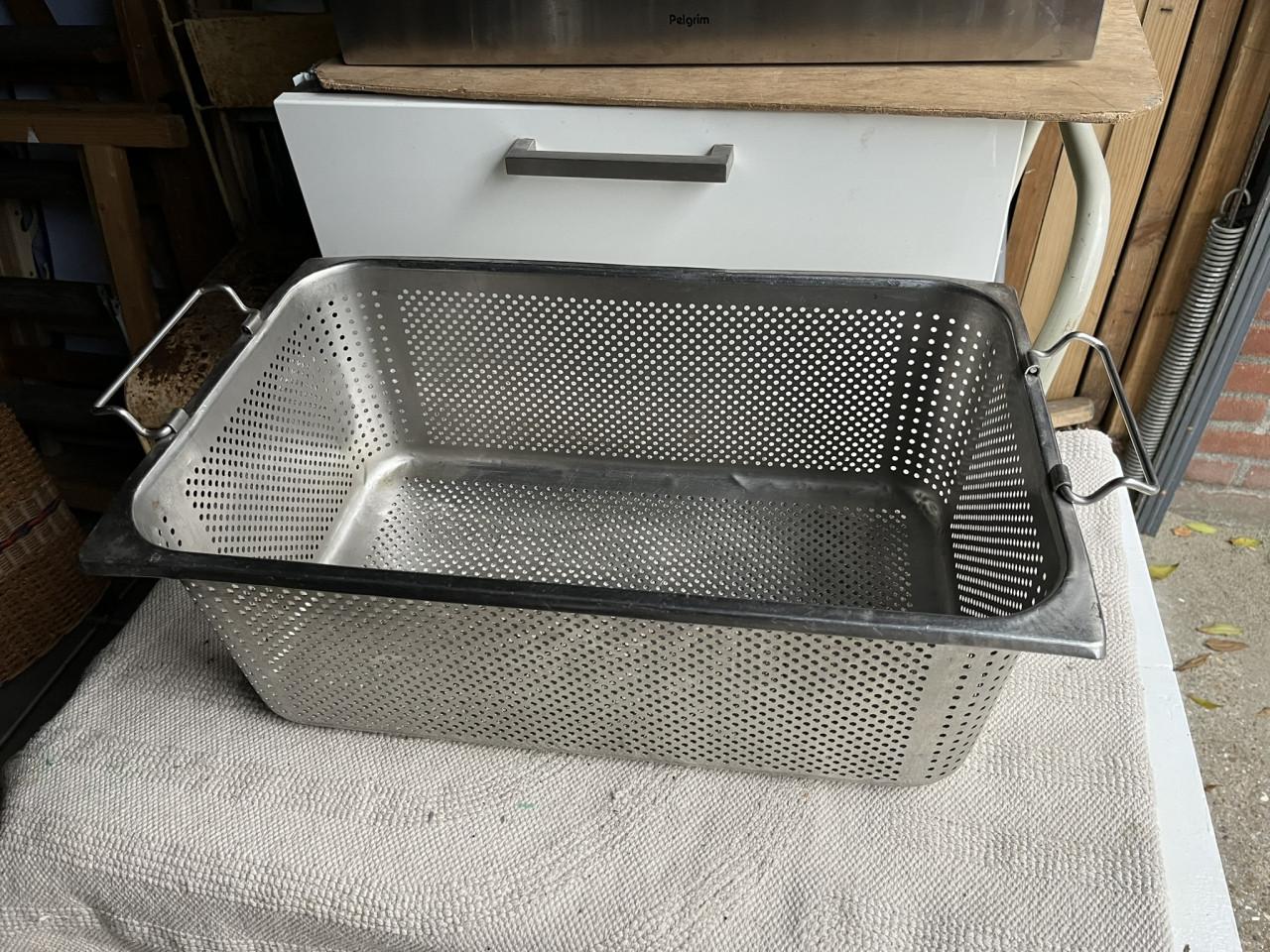 Gastronorm 1/1 bak RVS geperforeerd met bak en steekdeksel