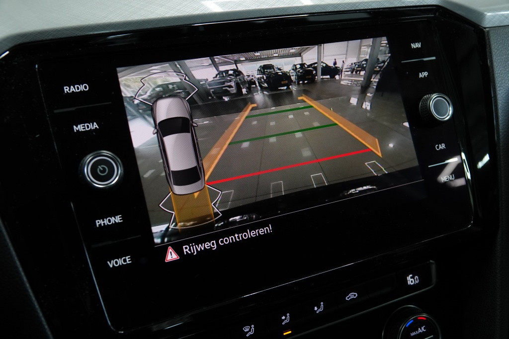 Volkswagen Passat 1.6 tdi | acc | carplay | camera | pdc |