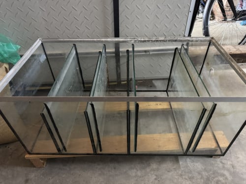 Grote bioloog met wervelbedfilter en luchtpomp
