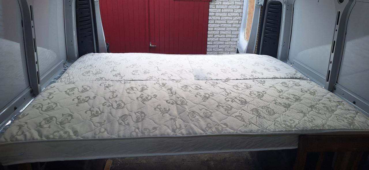 2 splinternieuwe matrassen met ledikanten met lattenbodem