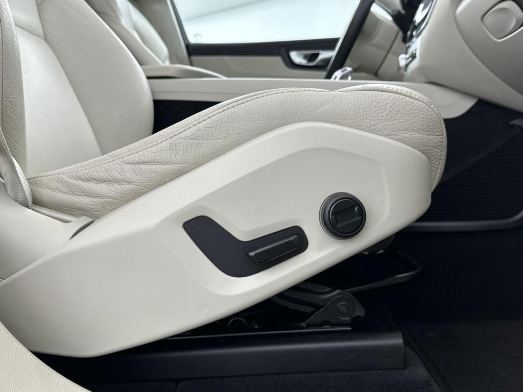Volvo XC60 t8 390pk recharge momentum|