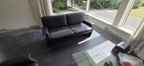 Leren bankstellen met glazen tafels in topstaat