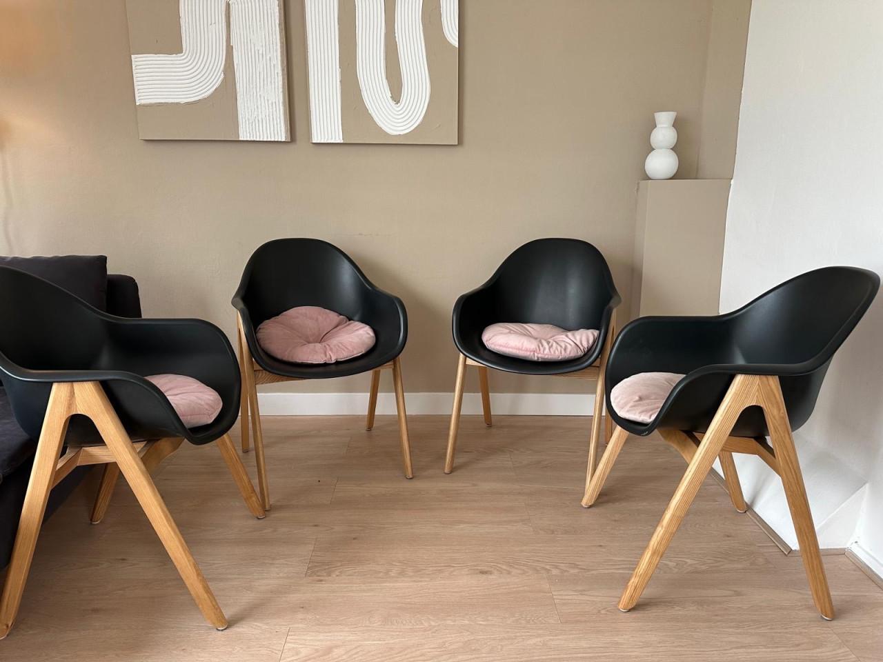 4 designstoelen · zwart met eiken onderstel · LOODS5