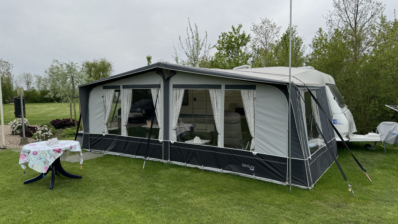 Caravan met voortent